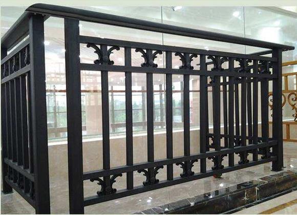 辨別鋅鋼陽(yáng)臺(tái)欄桿材質(zhì)優(yōu)劣的方法